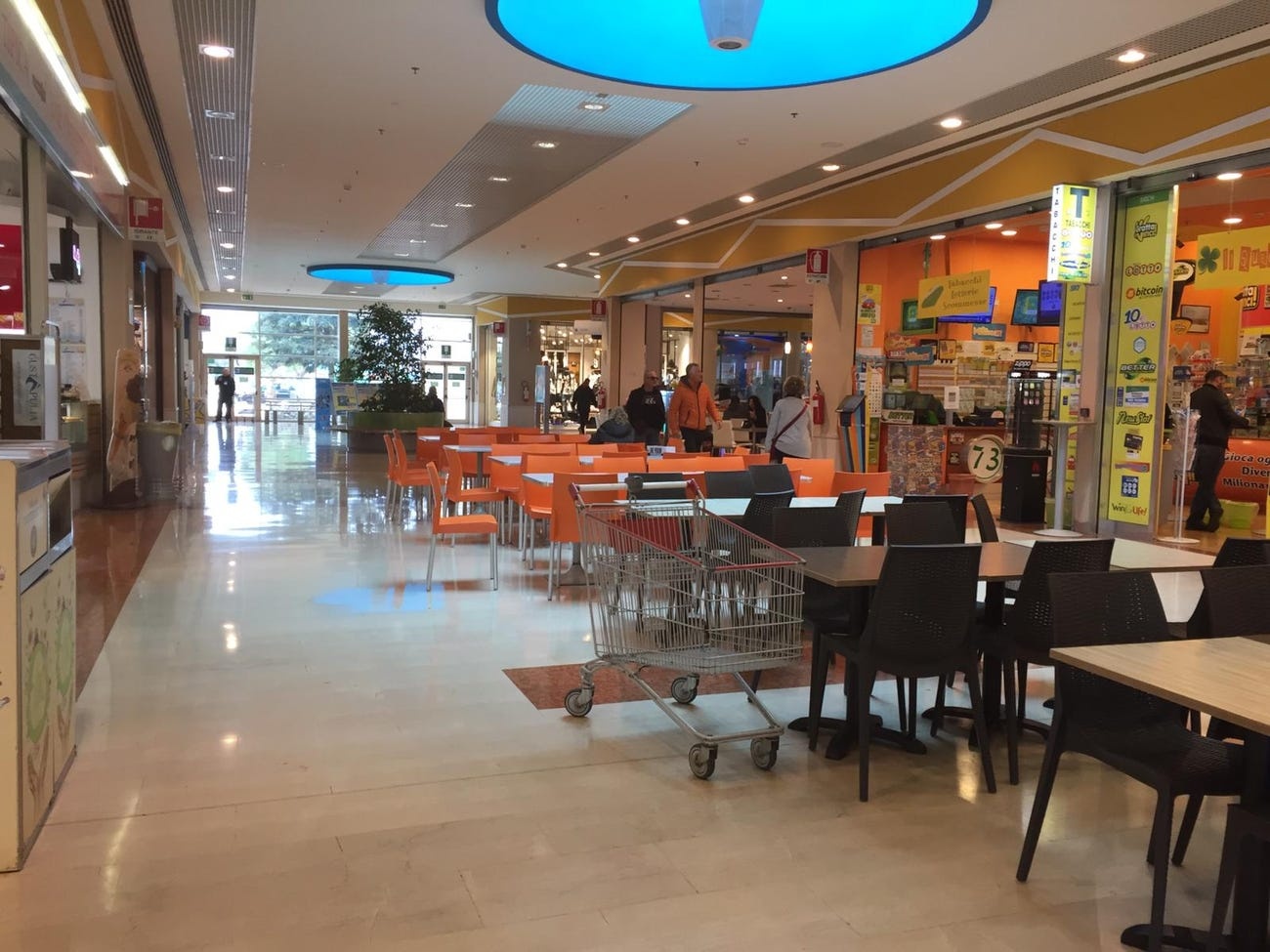 trung tam thuong mai hoang vang vi virus corona anh 8