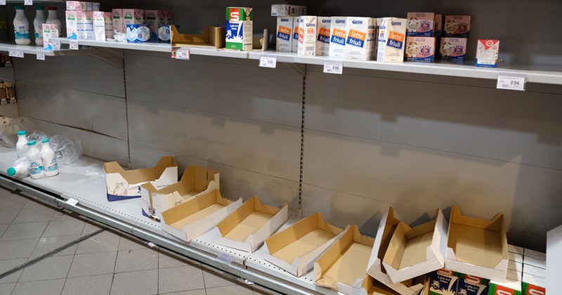 Dan My o at mua giay ve sinh, nuoc rua tay, khau trang vi so Covid-19 hinh anh