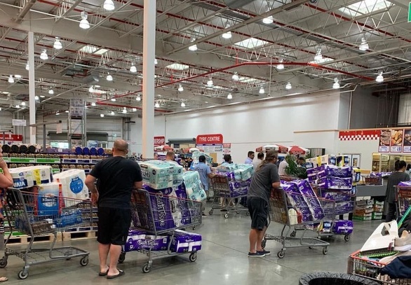 Khung hoang giay ve sinh, sieu thi yeu cau moi khach chi mua mot bich hinh anh