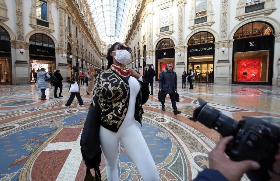 Milan,  Italy,  cach ly,  phong toa,  giau co anh 9