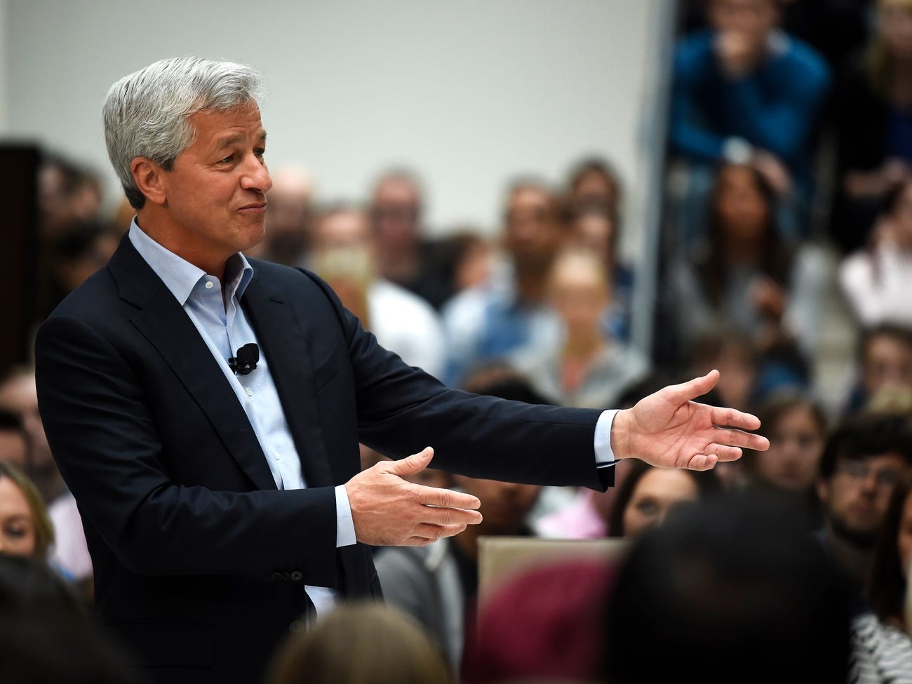 ty phu sep ngan hang My anh 2