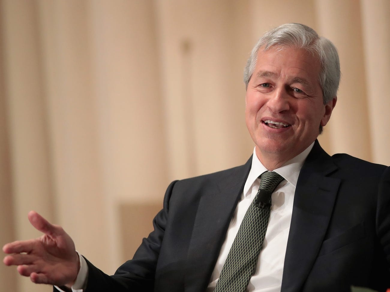 ty phu sep ngan hang My anh 5