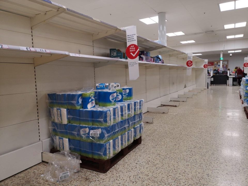 giay ve sinh,  khung hoang,  covid 19 anh 1