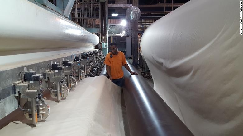 Cac hang giay ve sinh doi pho the nao khi nhu cau tang dot bien? hinh anh