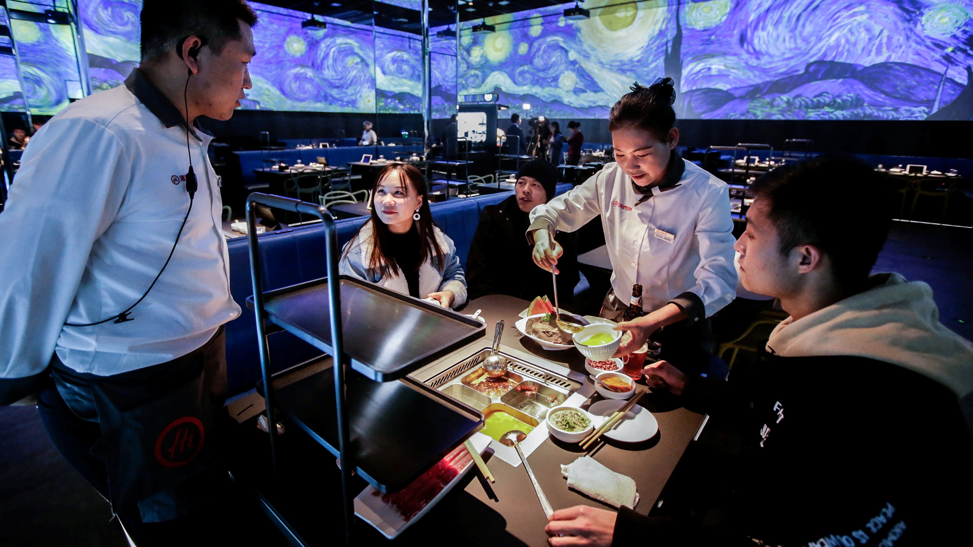 Nha hang lau Haidilao bi chi trich du doi vi tang gia, phai xin loi hinh anh