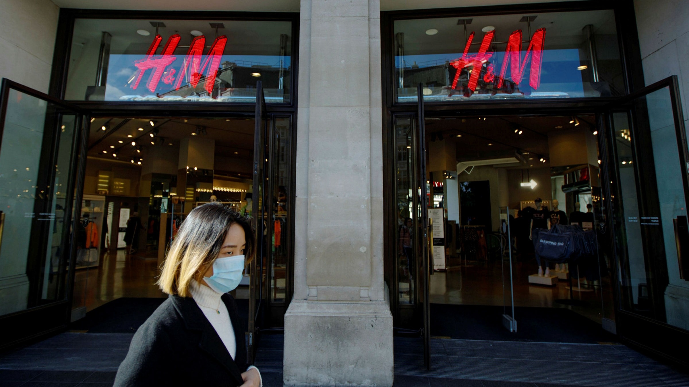 Ong lon Adidas, H&M, Primark tu choi tra tien thue mat bang do Covid hinh anh