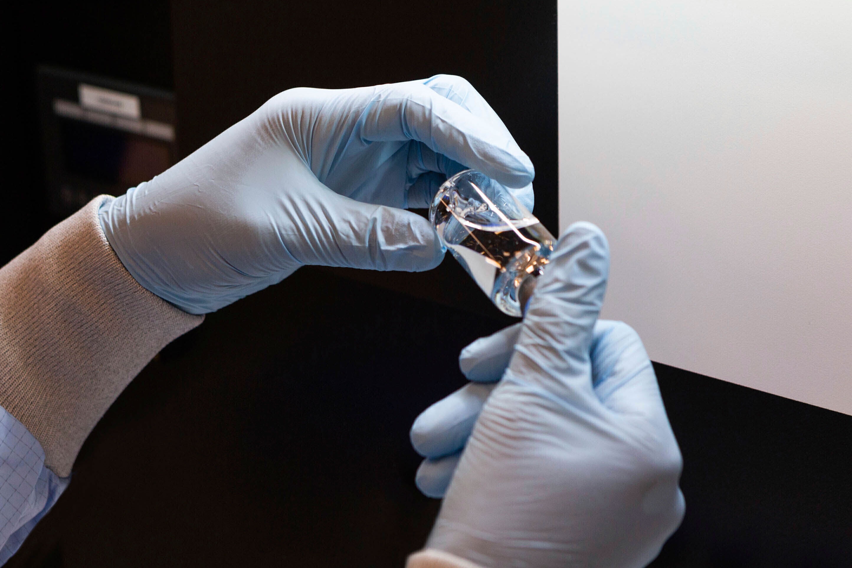 Chung khoan My tang vot nho tin vui ve thuoc dieu tri Covid-19 hinh anh