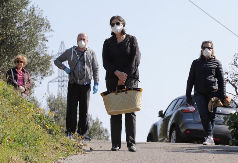 Cho,  hop cho,  Covid-19,  gian cach xa hoi anh 22