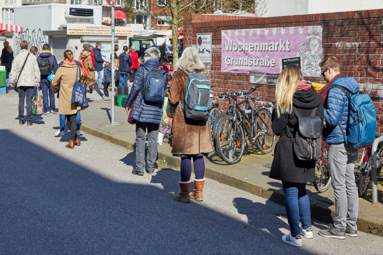 Cho,  hop cho,  Covid-19,  gian cach xa hoi anh 20