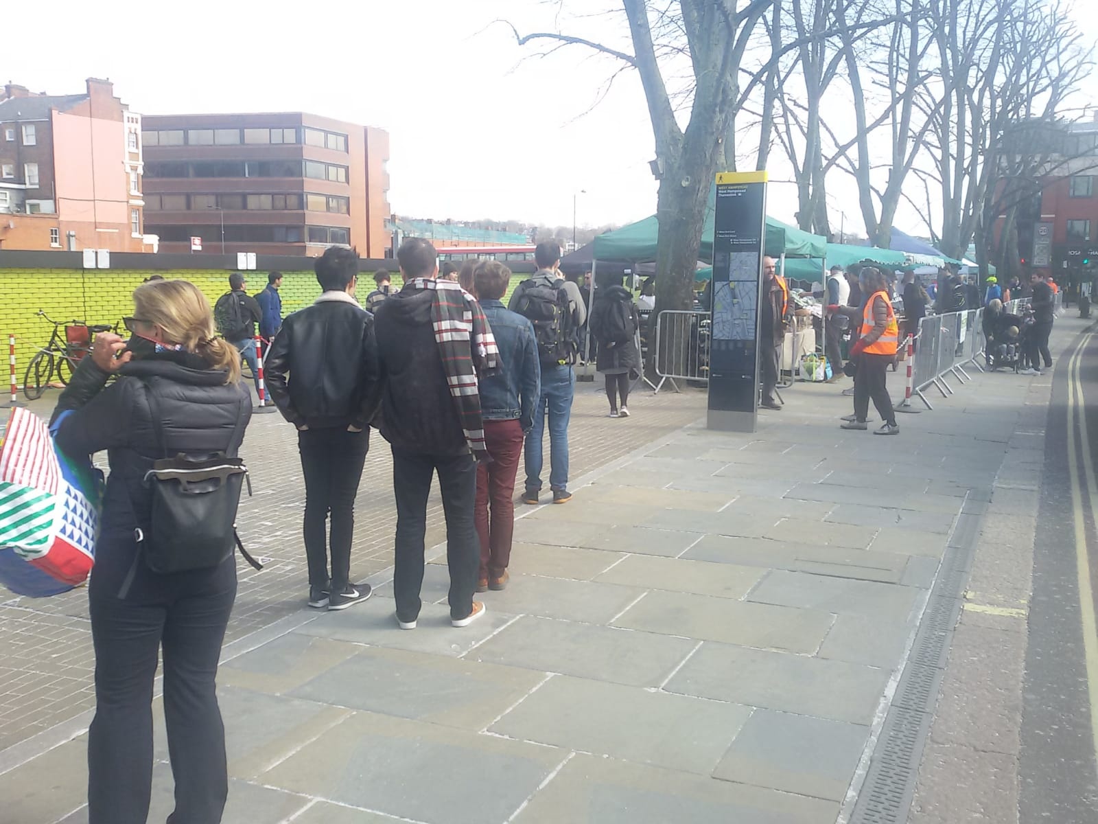 Cho,  hop cho,  Covid-19,  gian cach xa hoi anh 21