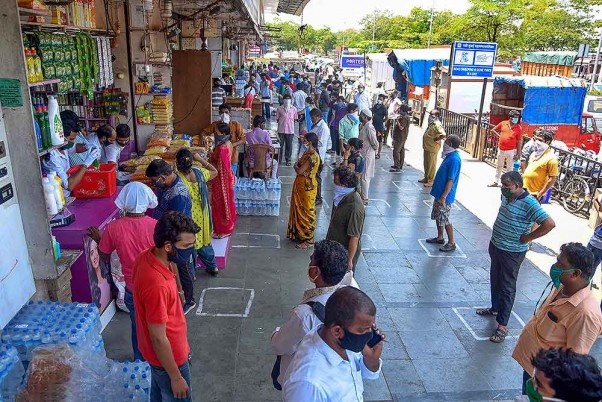 Cho,  hop cho,  Covid-19,  gian cach xa hoi anh 6