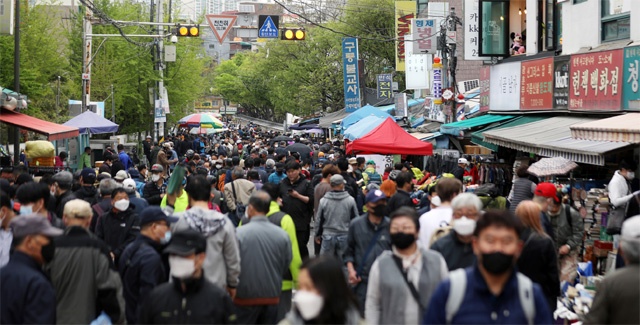 Cho,  hop cho,  Covid-19,  gian cach xa hoi anh 23