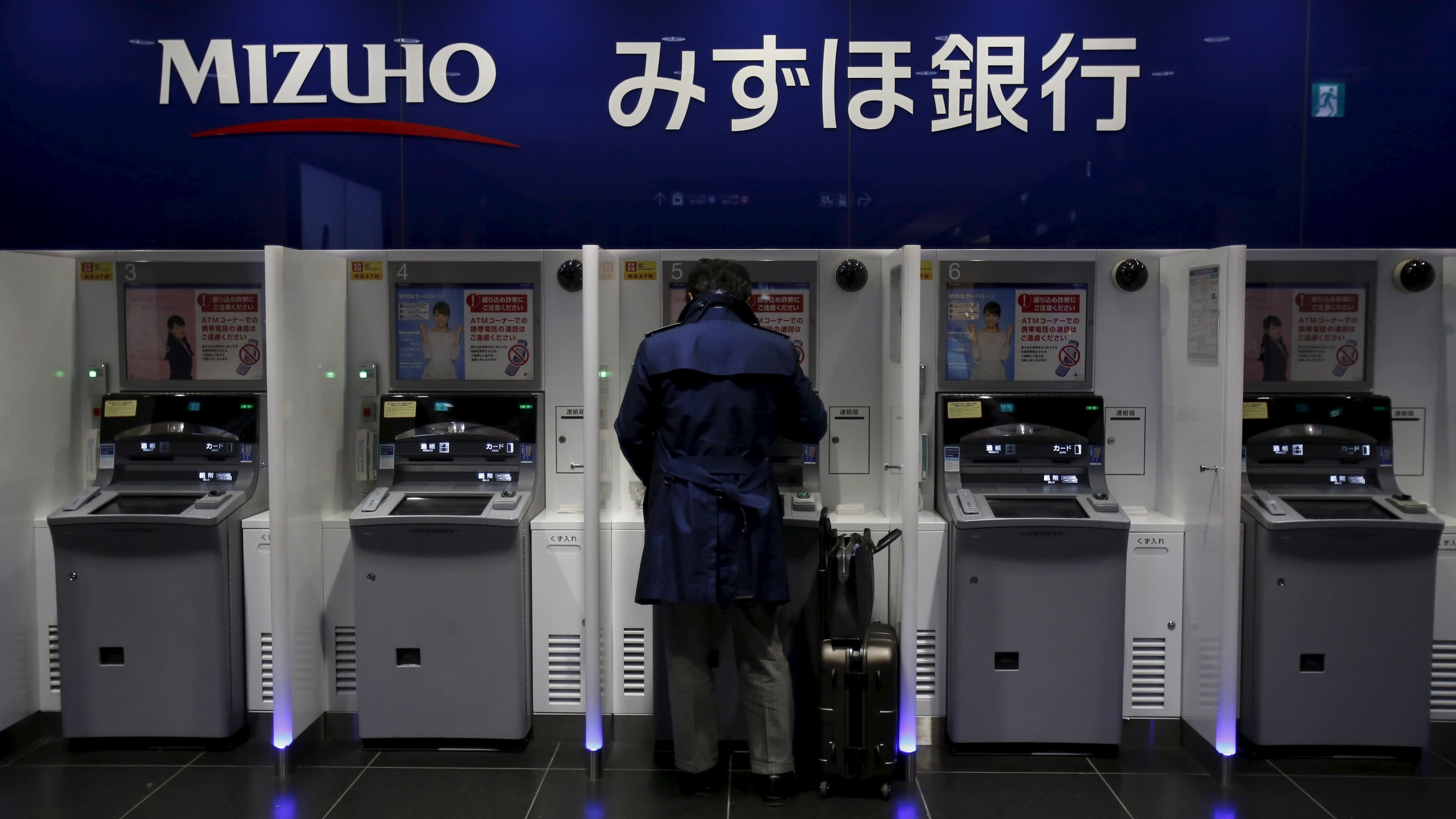 Nguoi Nhat Ban ngai rut tien tu ATM vi so virus corona hinh anh