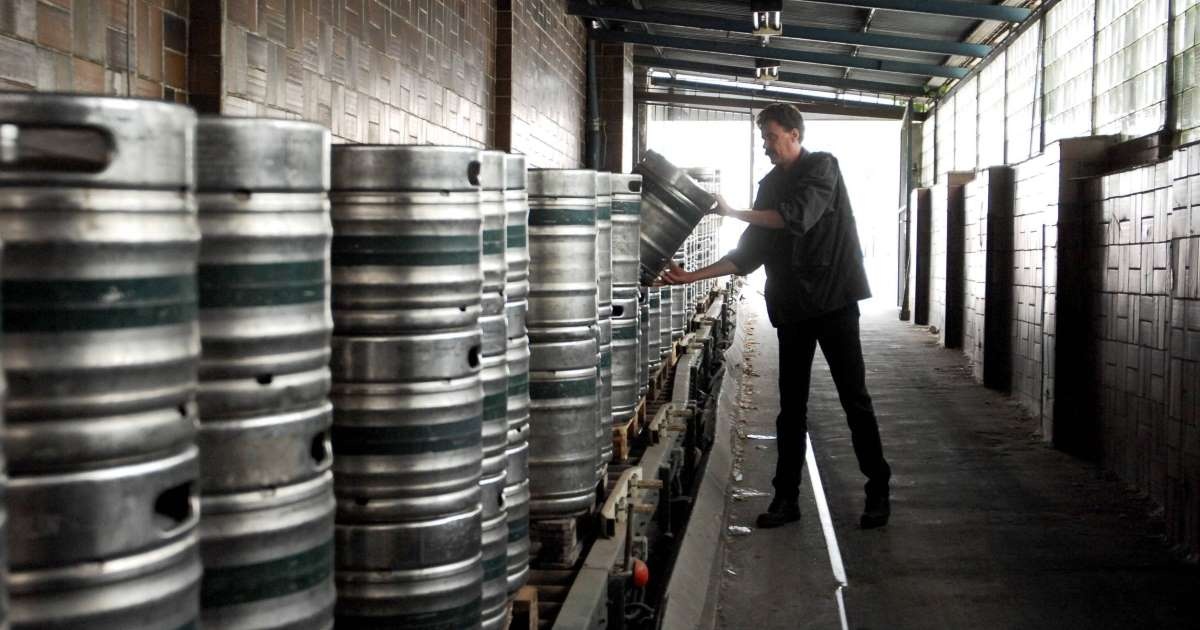 Hang chuc trieu lit bia My het dat, 1 ty USD boc hoi vi dich Covid-19 hinh anh