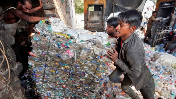 rac thai nhua chau A anh 1