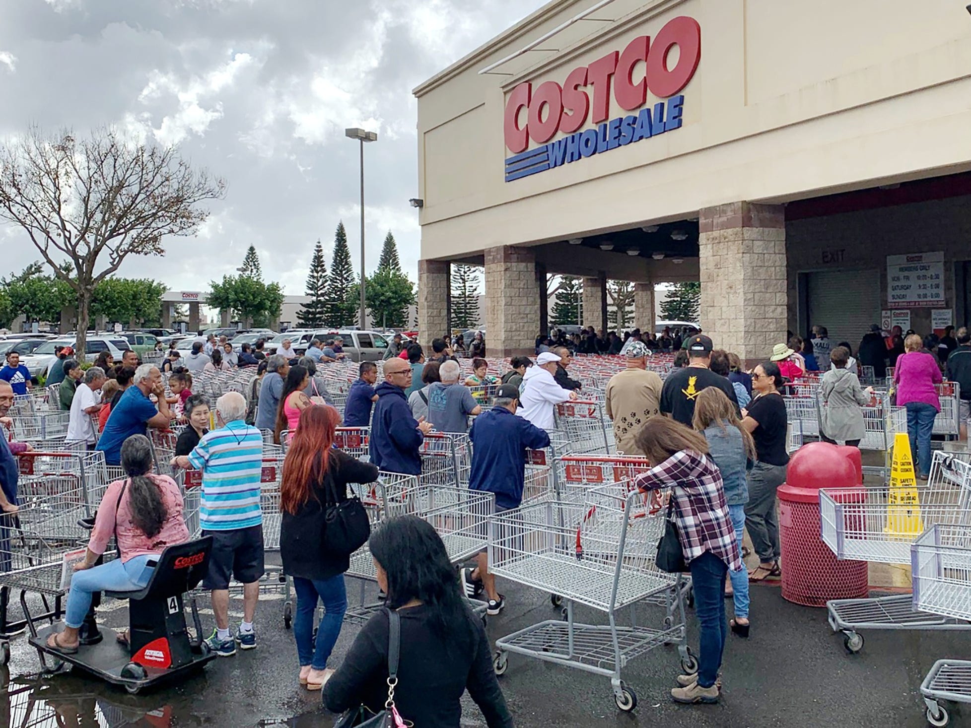 Sieu thi My bi tay chay vi yeu cau khach deo khau trang hinh anh