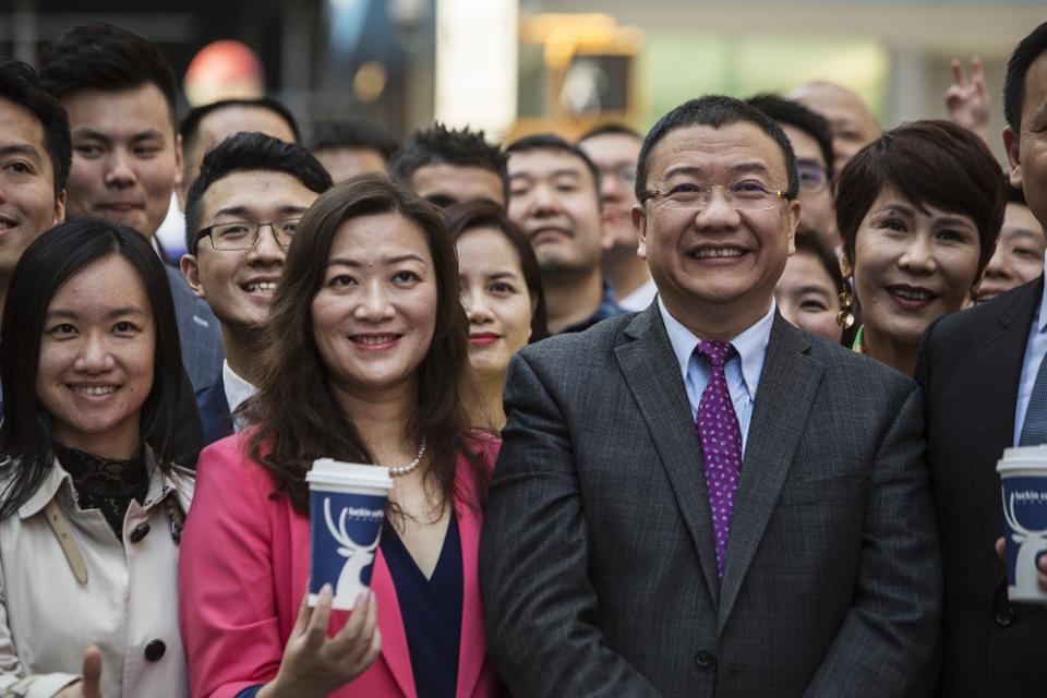 Nguoi sang lap ‘Starbucks Trung Quoc’ mat 1 ty USD vi be boi gian lan hinh anh