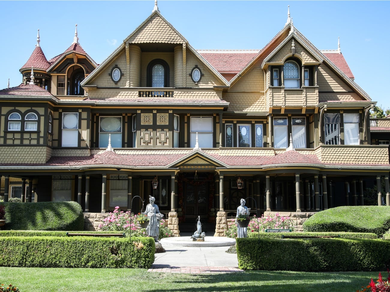 Ben trong dinh thu bi an voi 10.000 cua so giua Thung lung Silicon hinh anh