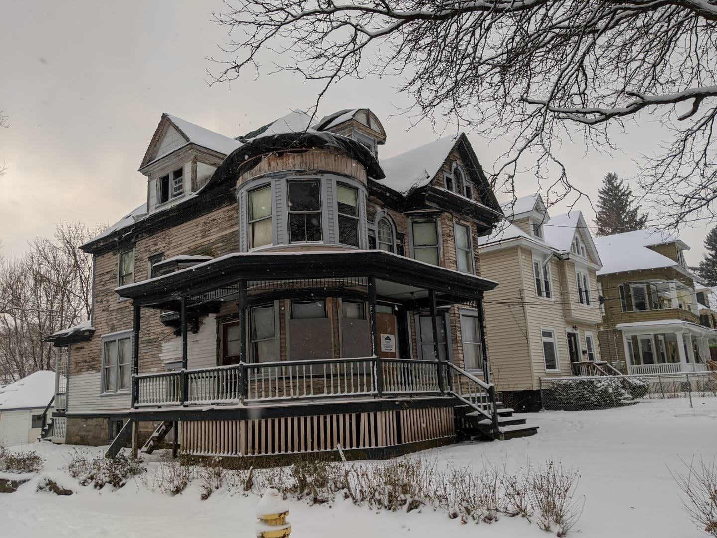 5 can nha co bo hoang duoc rao ban voi gia tu 1.000 USD hinh anh