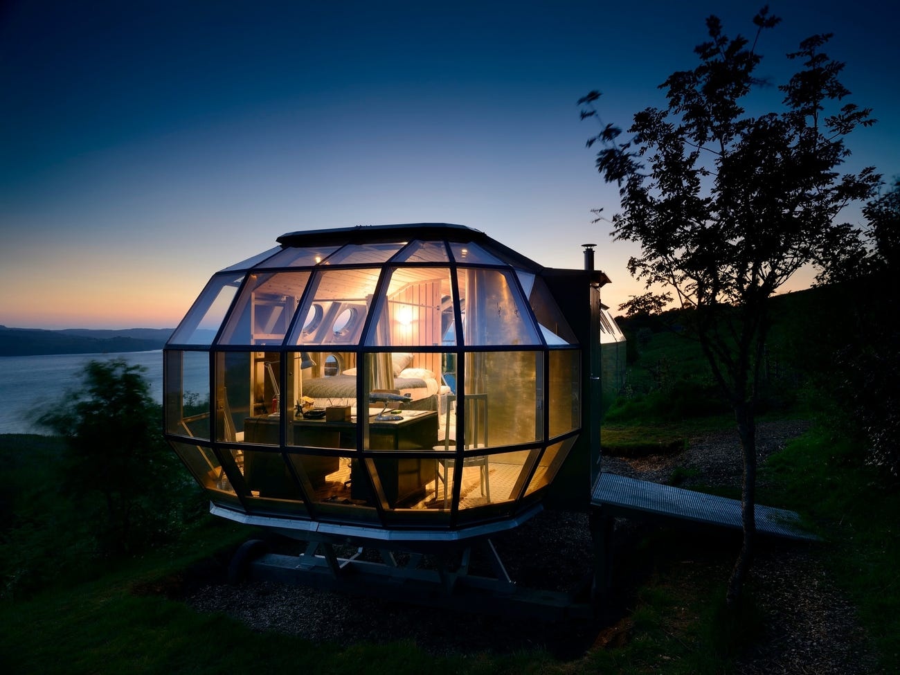 Nha sieu nho giong tau vu tru gia 125.000 USD hinh anh