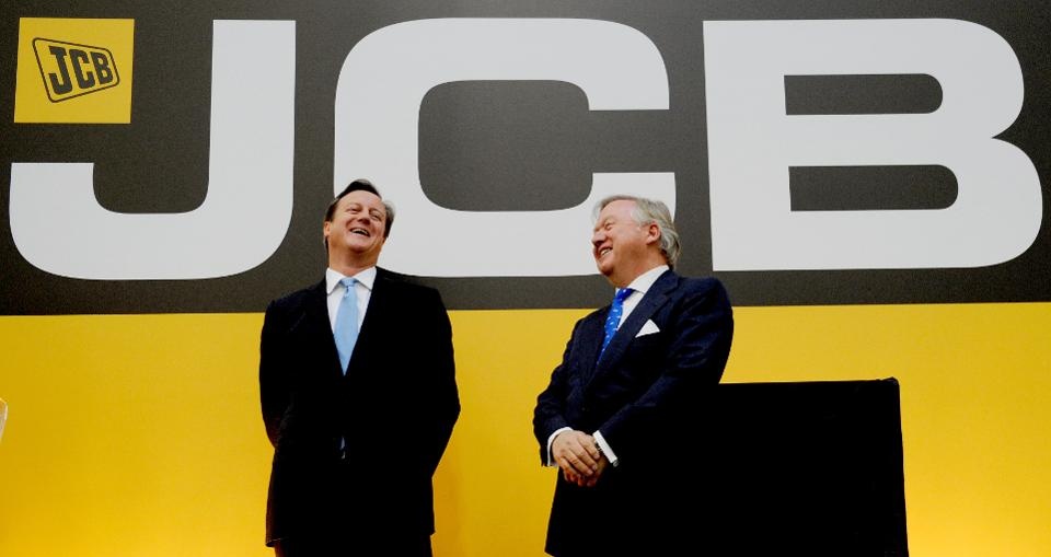 Cac cong ty gia dinh giau co cau cuu ngan hang Anh vien tro hinh anh