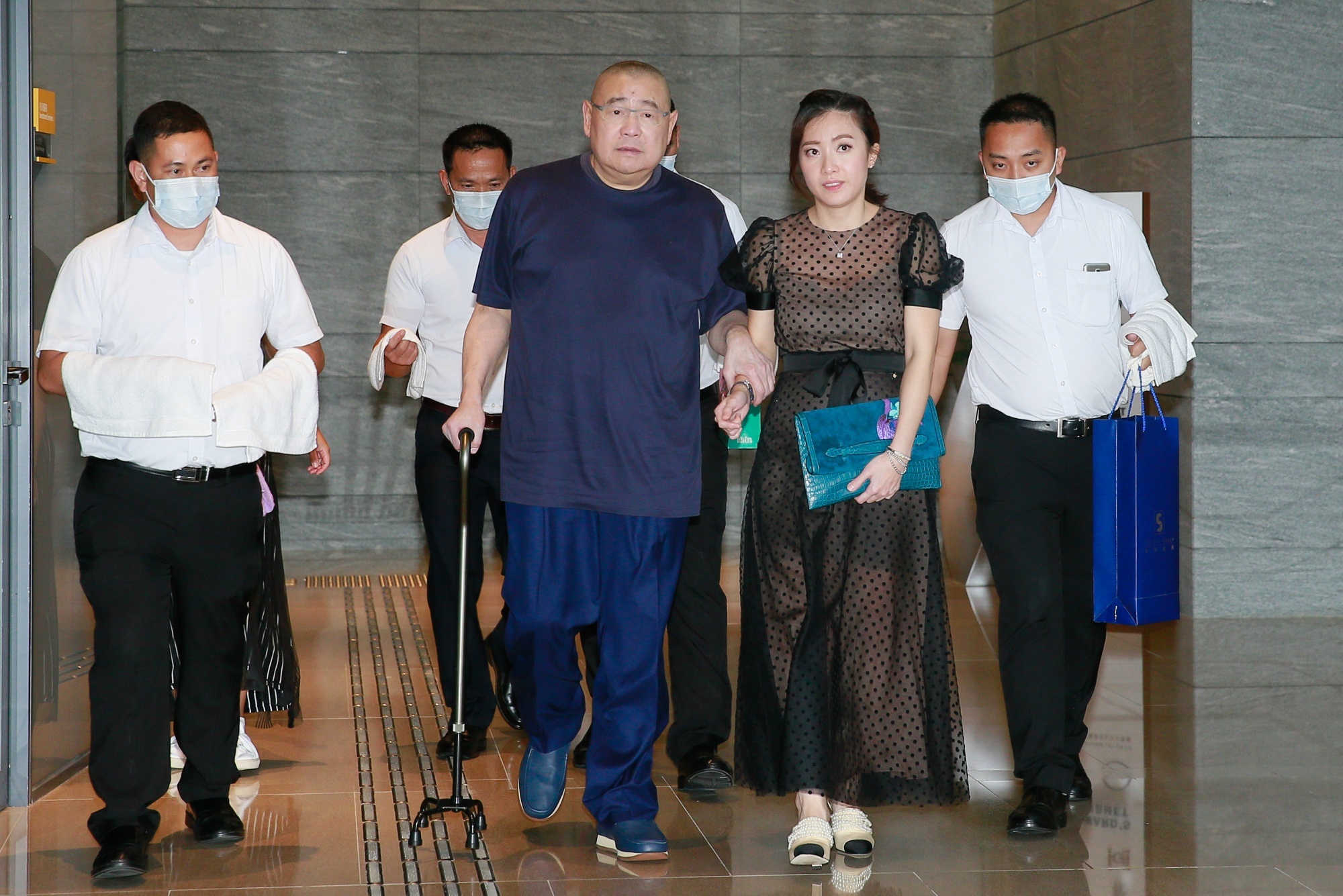 Nu phong vien dung sau khoi tai san 8 ty USD cua trum dia oc Hong Kong hinh anh