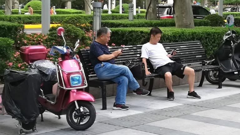 Nha giau Trung Quoc dua nhau chuyen tien ra nuoc ngoai hinh anh