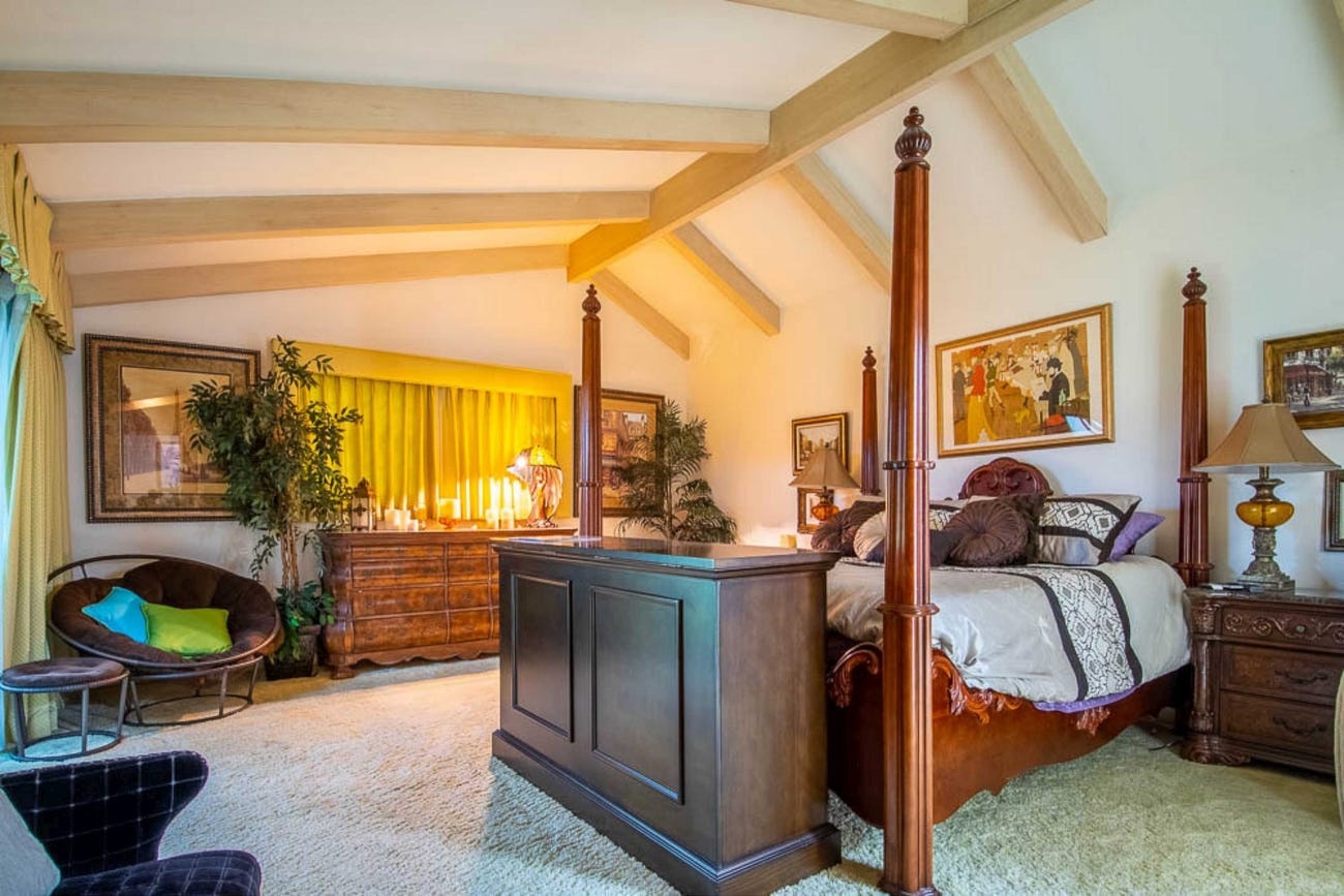 nha co ham tru bom anh 14