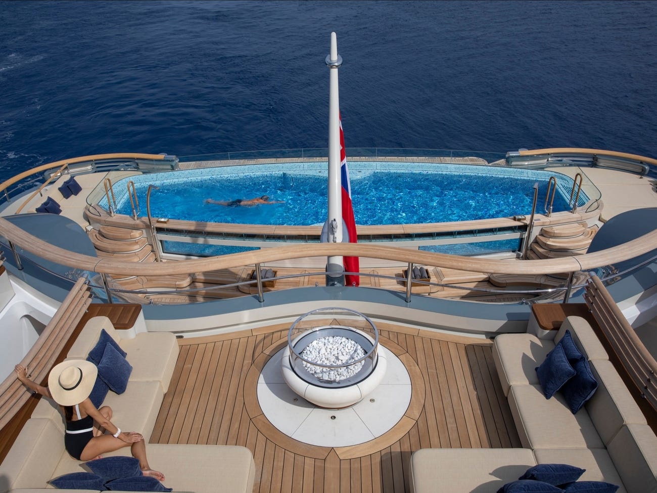 Sieu du thuyen Flying Fox co gia cho thue 4 trieu USD/tuan anh 18