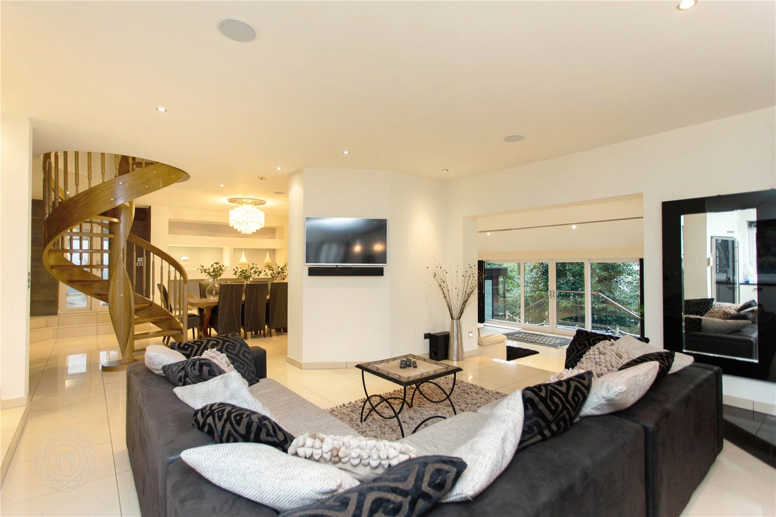 biet thu cua Marouane Fellaini anh 14