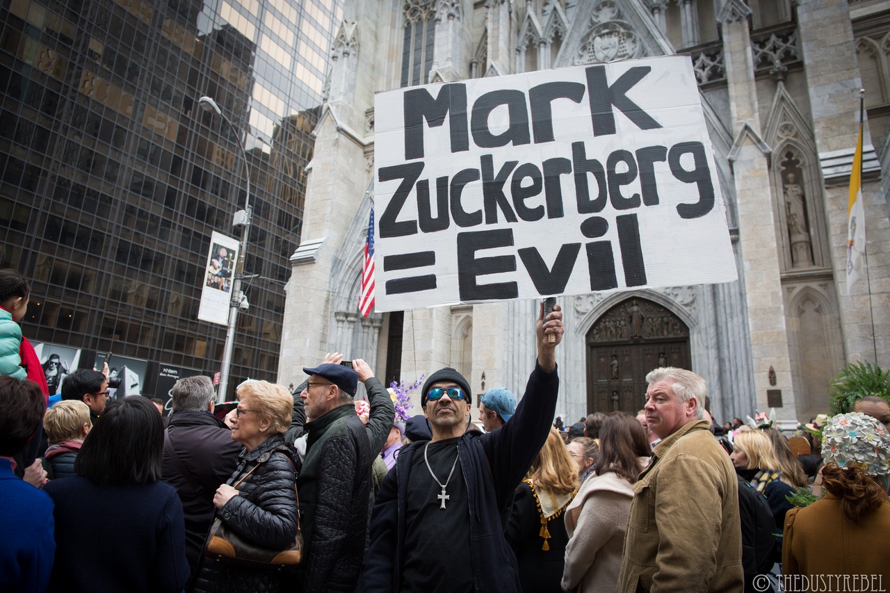 Facebook va Mark Zuckerberg se khong the luon lach de thoat song gio hinh anh