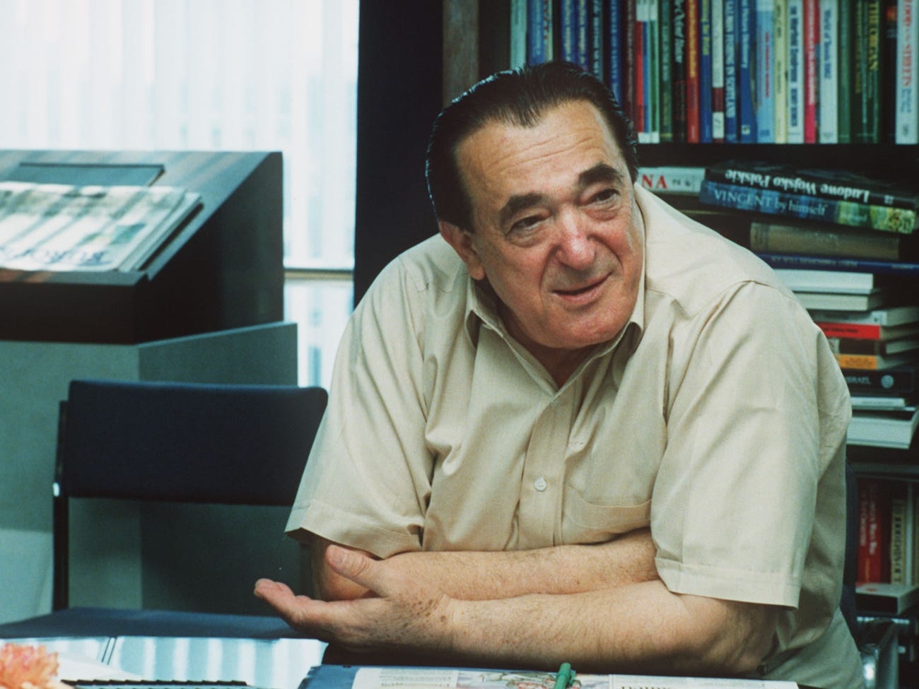 Gia toc tai tieng dang sau ban gai ty phu au dam Jeffrey Epstein anh 2