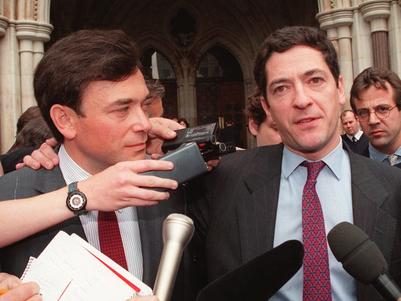 Gia toc tai tieng dang sau ban gai ty phu au dam Jeffrey Epstein anh 10