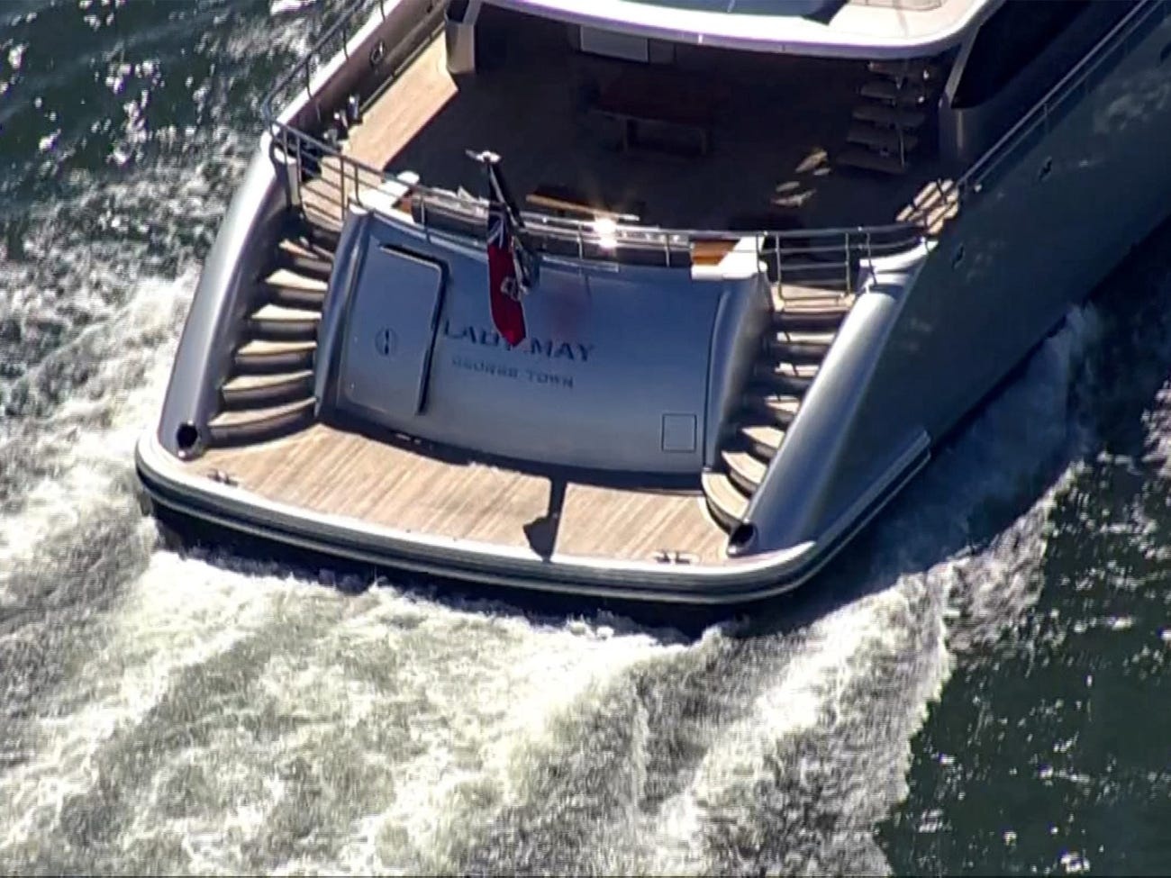 sieu du thuyen noi cuu co van cua ong Trump bi bat anh 6