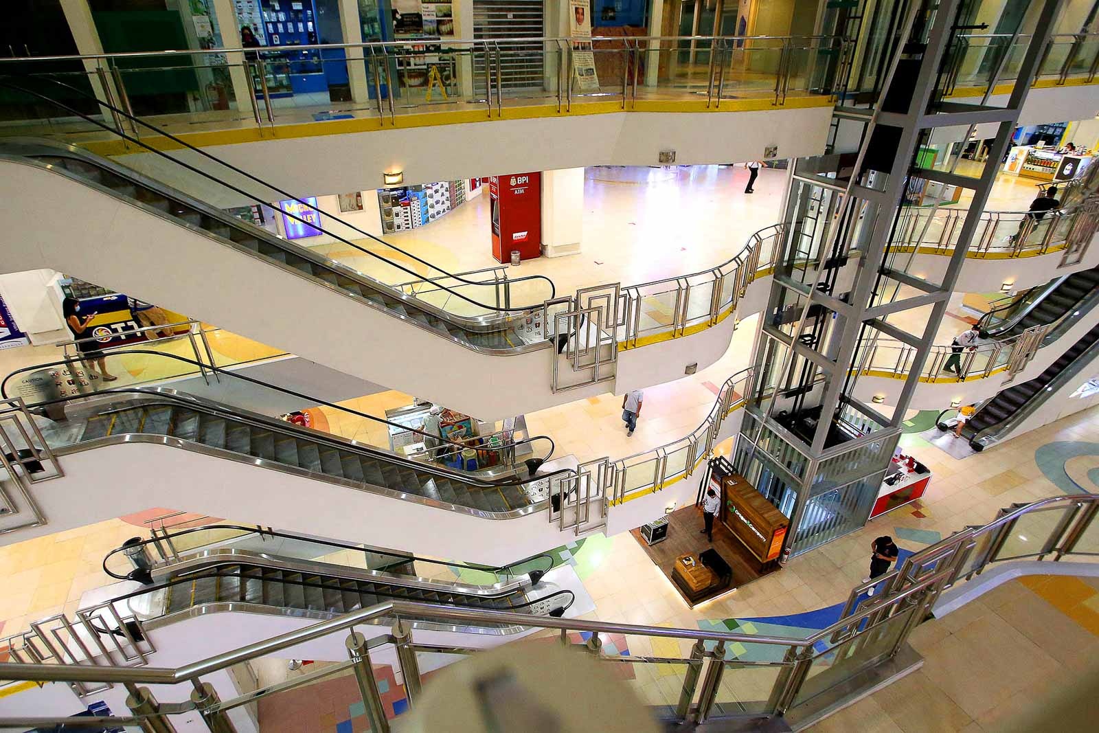 E khach, trung tam thuong mai Philippines bien thanh kho hang hinh anh