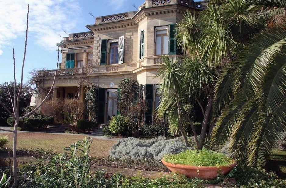 Dinh thu cua Messi,  Ronaldo anh 10