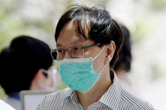 Giam doc Singapore bi bat vi ban nuoc hoa, dong ho cho Trieu Tien hinh anh