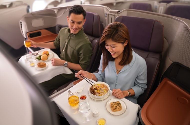 Singapore Airlines bien may bay thanh nha hang giua Covid-19 hinh anh