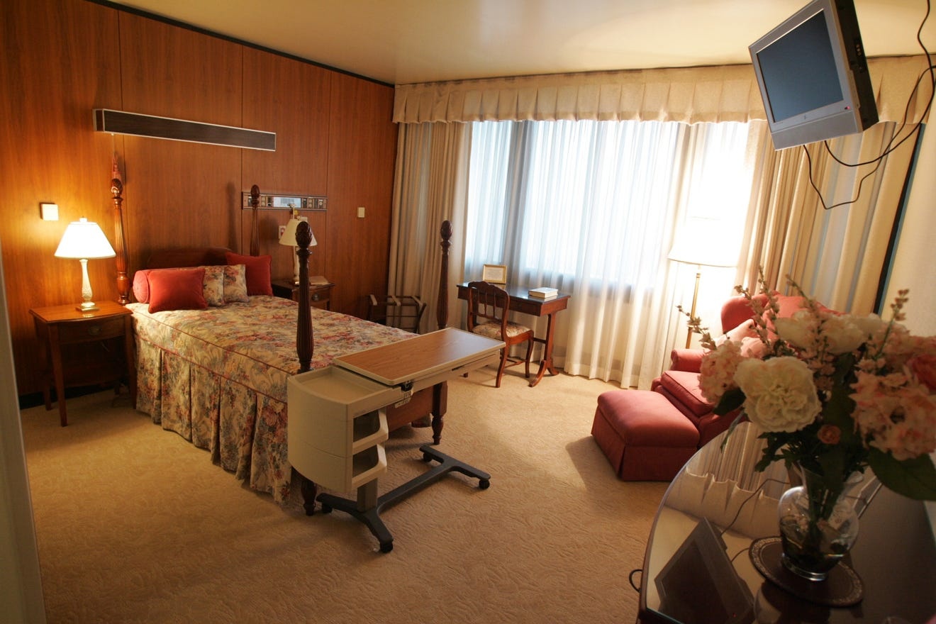 Dieu it biet ve benh vien xa xi noi ong Trump dieu tri Covid-19 anh 1