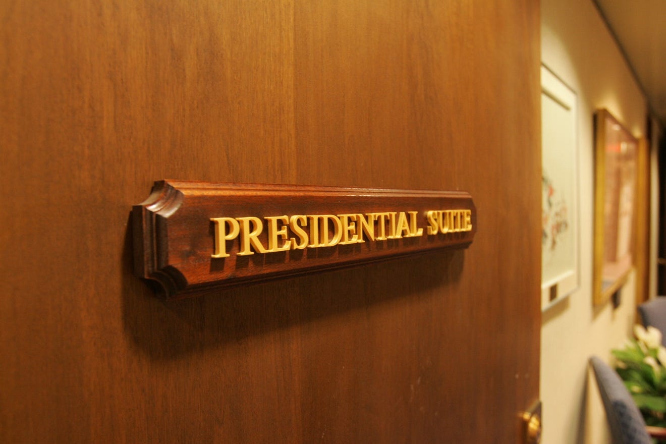 Dieu it biet ve benh vien xa xi noi ong Trump dieu tri Covid-19 anh 2