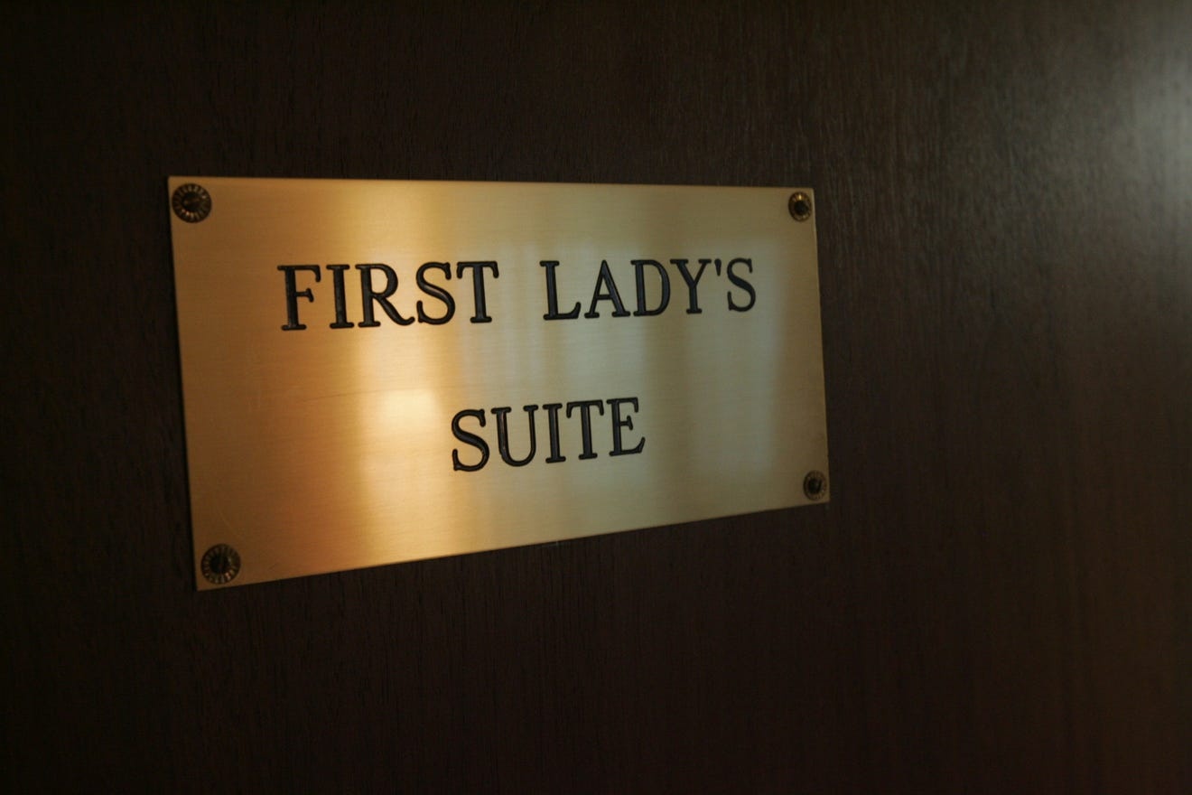 Dieu it biet ve benh vien xa xi noi ong Trump dieu tri Covid-19 anh 7