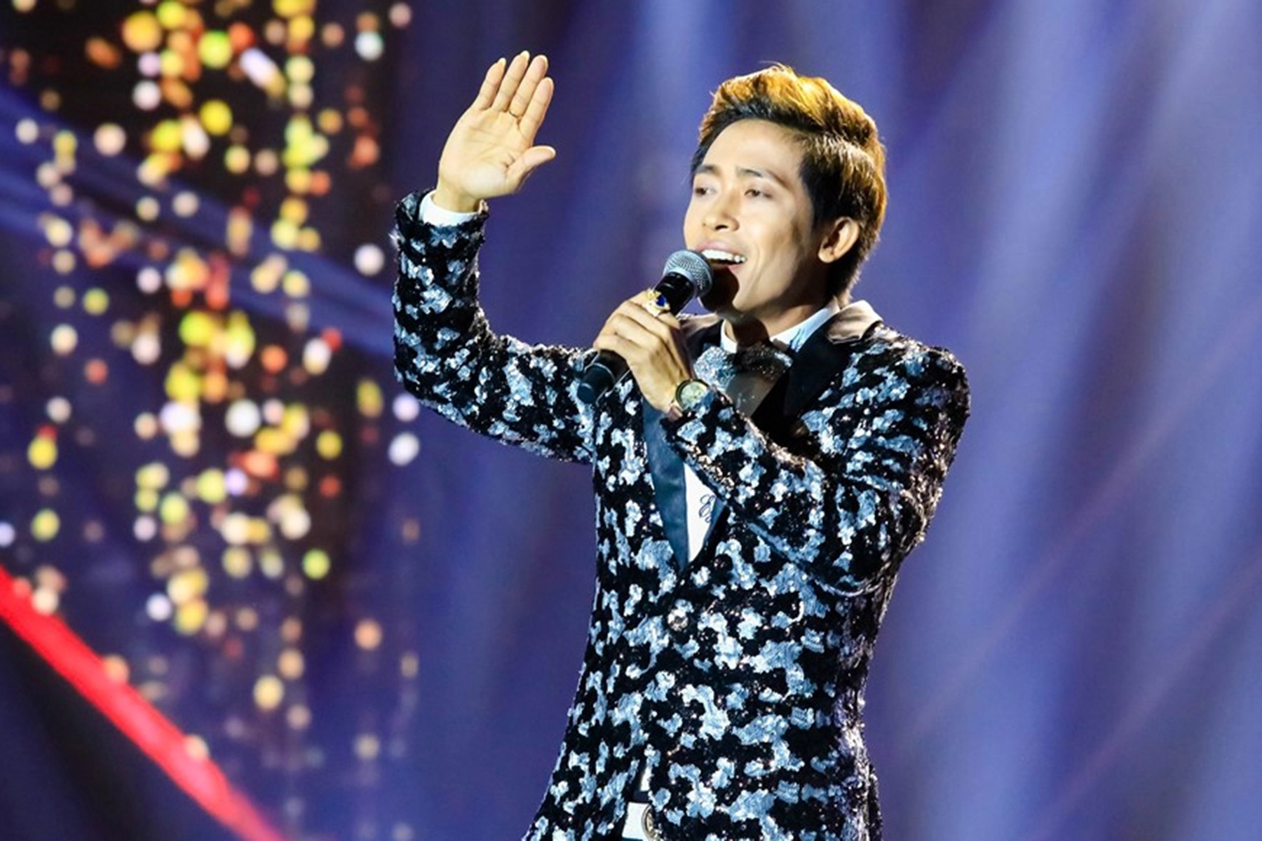 Ngoc Khang the hien ca khuc 'Tam su nguoi tai xe' cua danh ca Ngoc Son hinh anh