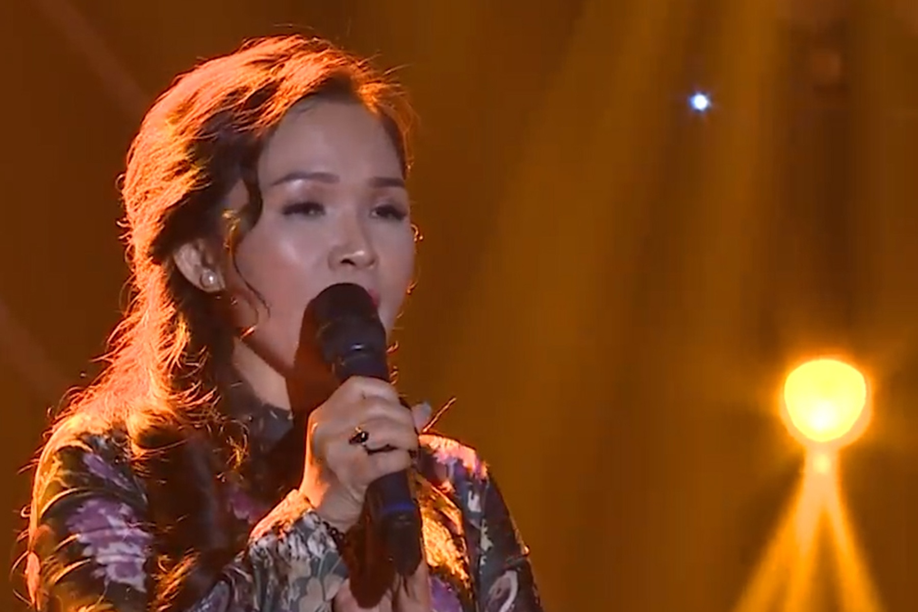 Ca khuc 'Ha trang' qua giong ca cua ban sao Khanh Ly khien Cam Ly xuc hinh anh