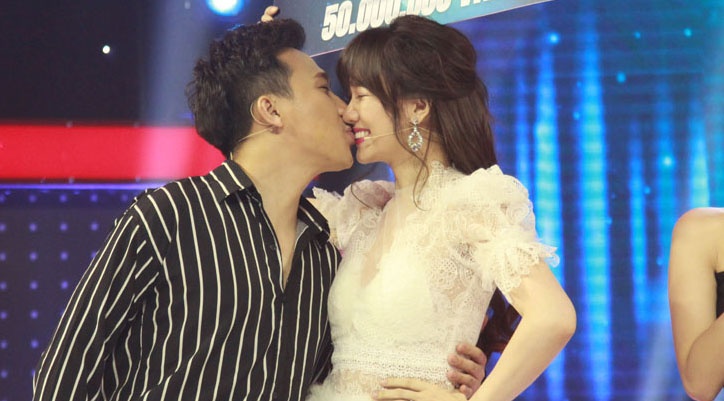 Tran Thanh - Hari Won chat chem nhau khien khan gia bat cuoi hinh anh