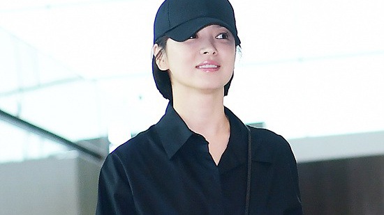 Song Hye Kyo dien trang phuc gian di van noi bat tai san bay hinh anh