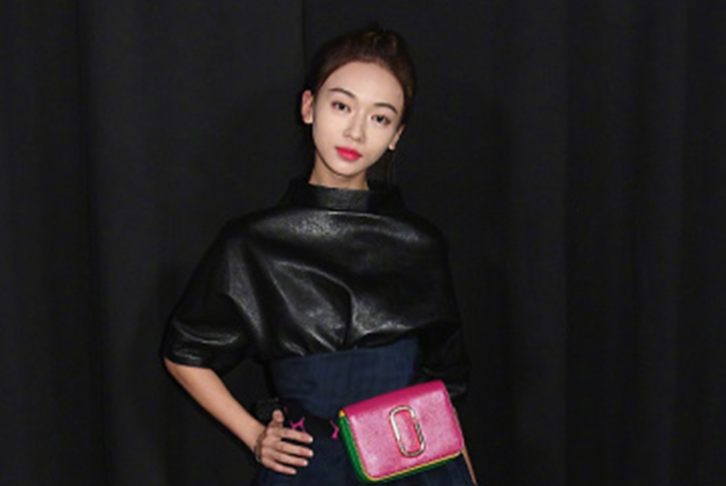 Ngo Can Ngon thieu khi chat tren tham do New York Fashion Week hinh anh