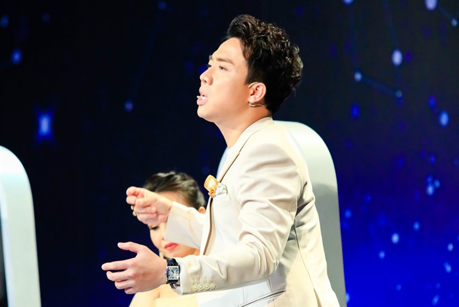 Tran Thanh nhan xet Tuan Hung 'dien, khong binh thuong' hinh anh