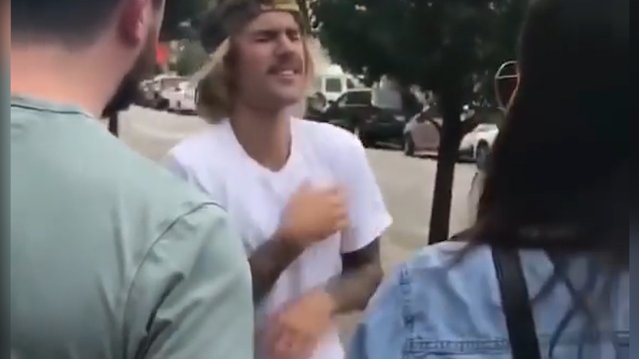 Justin Bieber co giat khong kiem soat khi gap go fan hinh anh