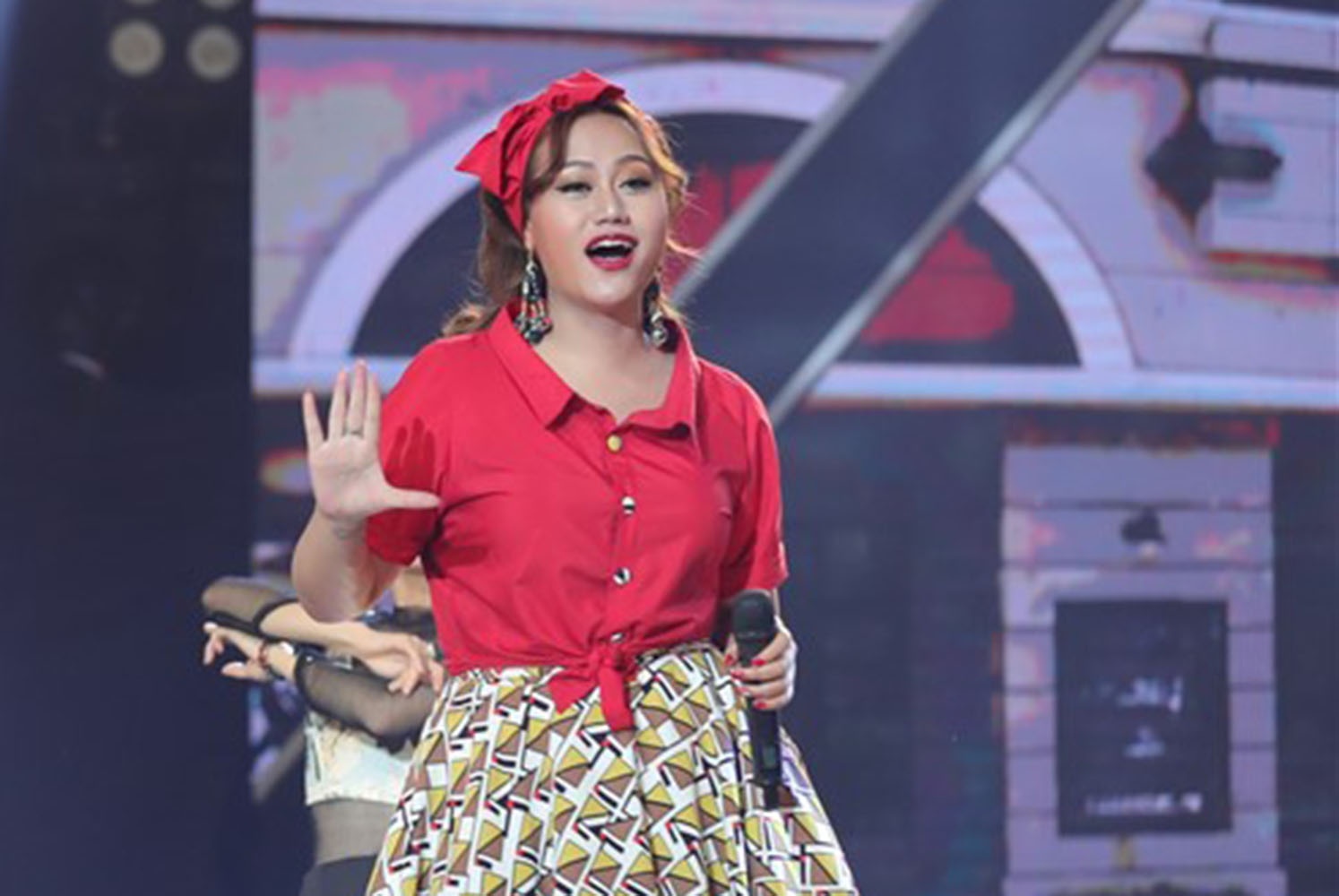 Quan quan 'Ca si than tuong' duoc khen giong Ha Ho den hoan hao hinh anh