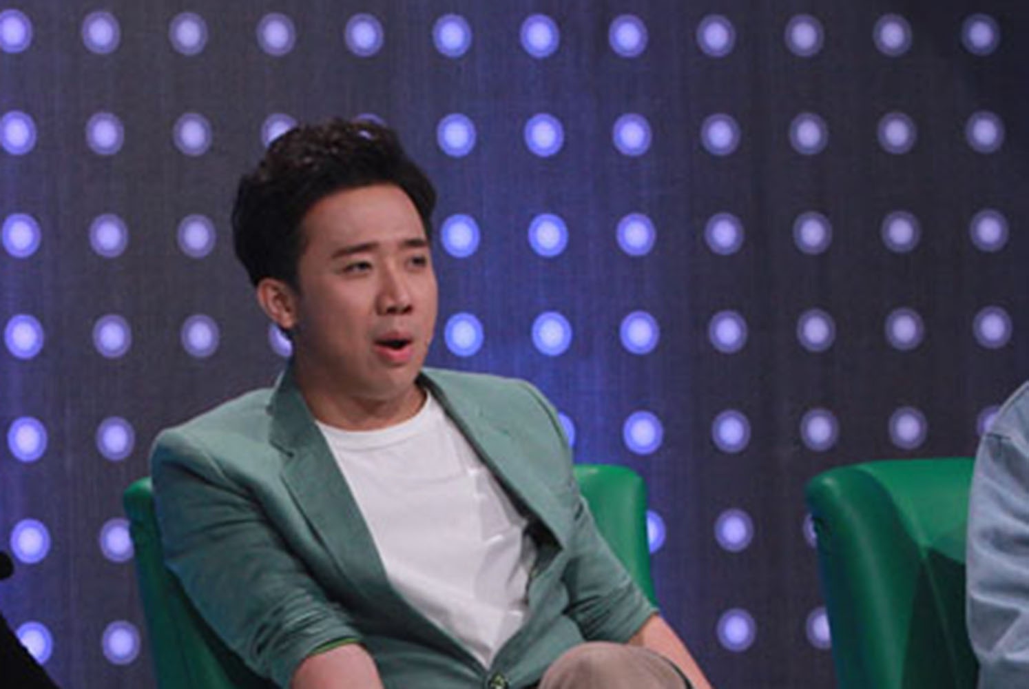 Tran Thanh, Hien Ho ngo ngang vi co gai xinh dep hat giong tham hoa hinh anh